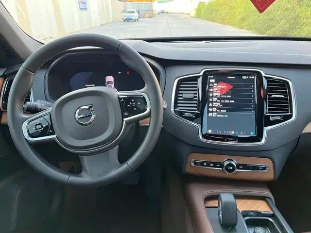 Volvo XC90 — Фото автомобиля 16