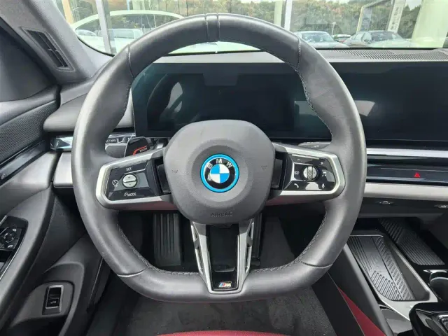 BMW i5 — Фото автомобиля 10