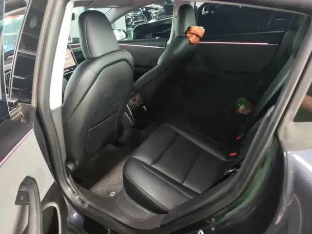 Tesla Model 3 — Фото автомобиля 12