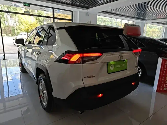 Toyota RAV4 — Фото автомобиля 4