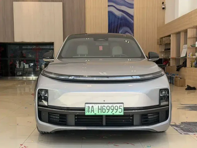 Li Auto L8 — Фото автомобиля 2