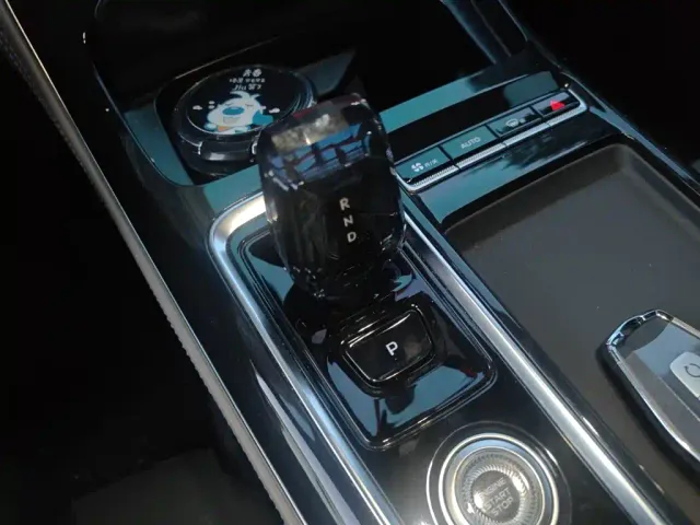Geely Boyue L — Фото автомобиля 10