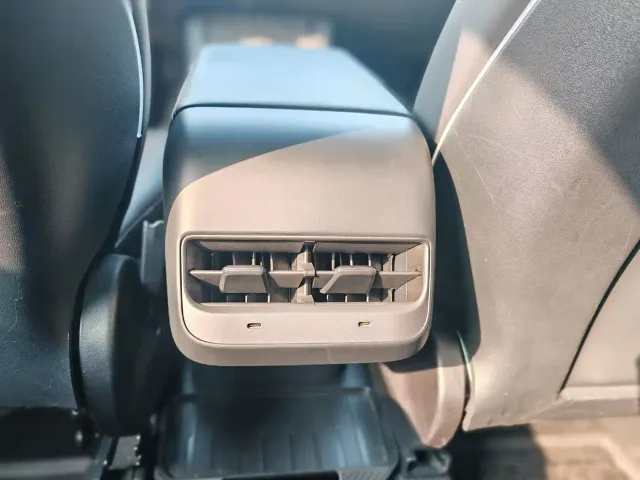 Tesla Model Y — Фото автомобиля 8