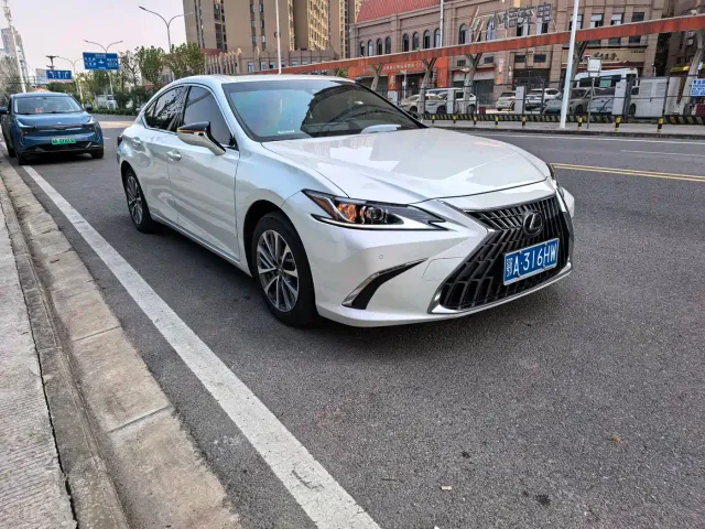 Lexus ES — Фото автомобиля 3