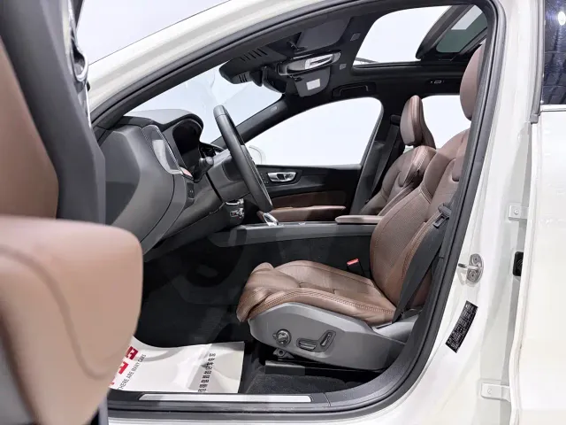 Volvo XC60 — Фото автомобиля 8