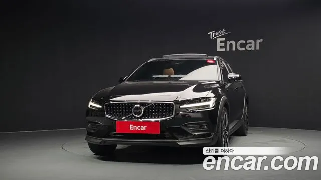 Вольво V60 V60 Cross Country 2 поколение B5 Ultimate AWD — Фото автомобиля 3