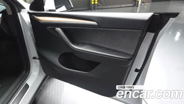 Tesla Model Y — Фото автомобиля 24