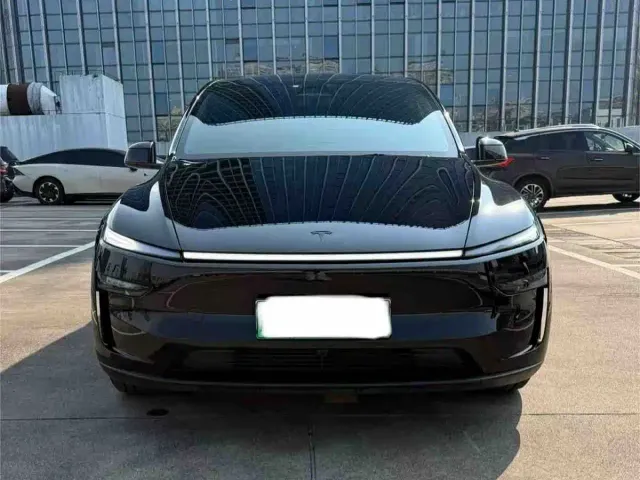 Tesla Model Y L — Фото автомобиля 2