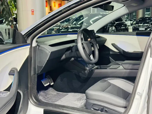 Tesla Model 3 — Фото автомобиля 4