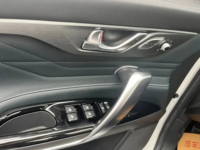 Changan CS95 — Фото автомобиля 15