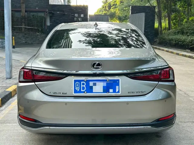 Lexus ES — Фото автомобиля 9