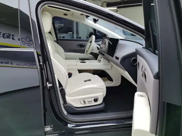 Li Auto i8 — Фото автомобиля 8