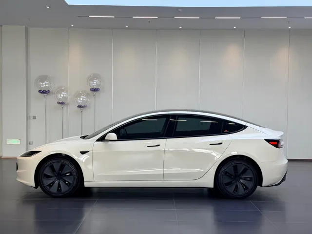 Tesla Model 3 — Фото автомобиля 7
