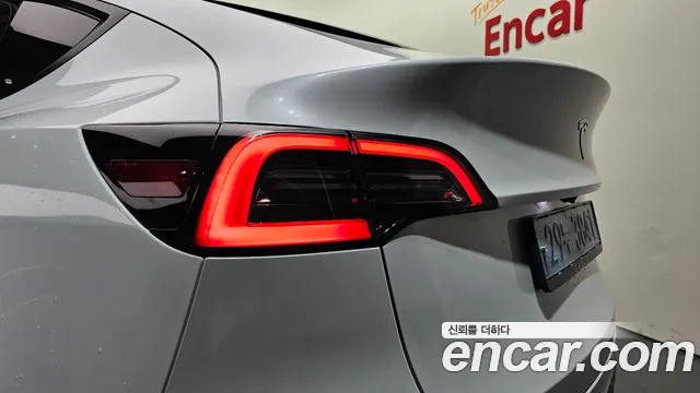 Tesla Model Y — Фото автомобиля 23