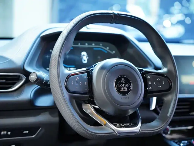 Lotus Emira — Фото автомобиля 29