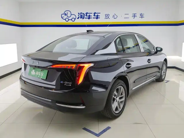 Hongqi E-QM5 — Фото автомобиля 3