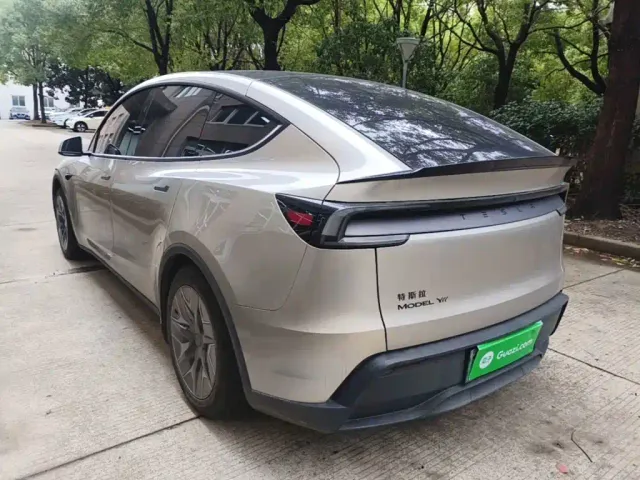 Tesla Model Y L — Фото автомобиля 4