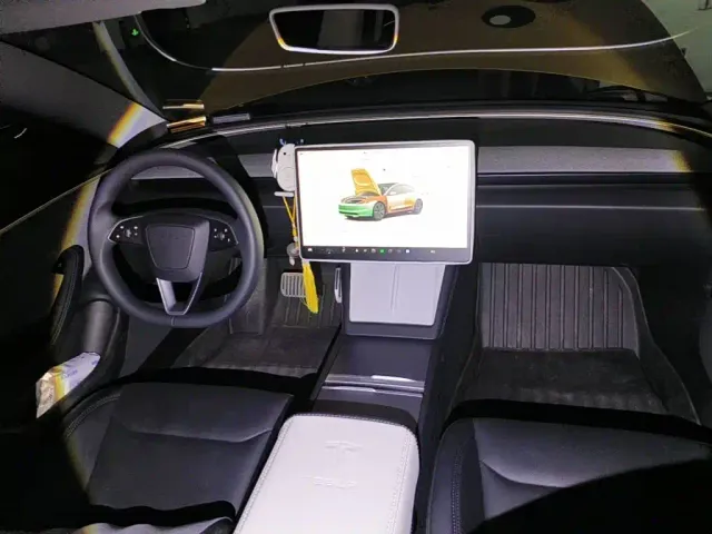 Tesla Model 3 — Фото автомобиля 12