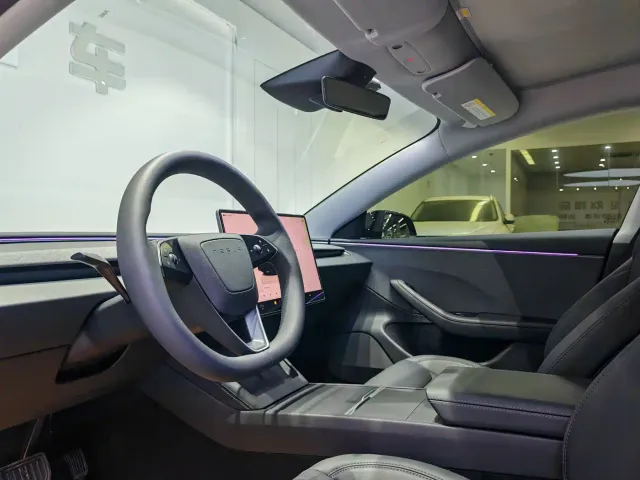 Tesla Model 3 — Фото автомобиля 5