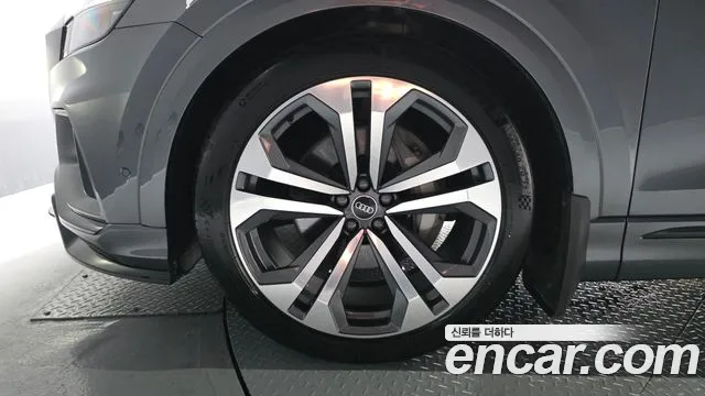 Audi Q8 55 TFSI quattro Premium — Фото автомобиля 5