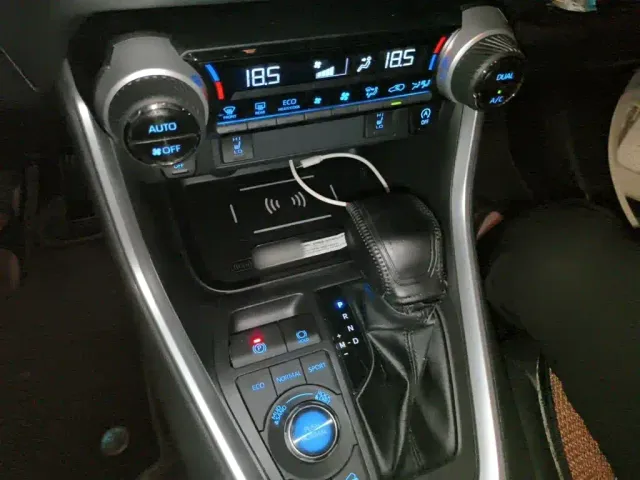 Toyota RAV4 — Фото автомобиля 6
