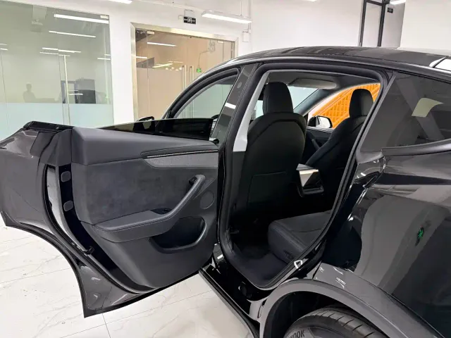 Tesla Model Y — Фото автомобиля 13