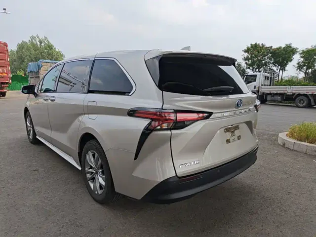 Toyota Sienna — Фото автомобиля 4