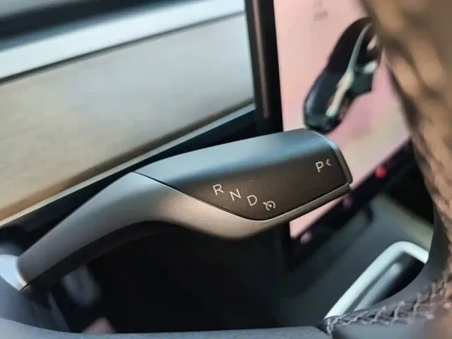 Tesla Model Y — Фото автомобиля 13