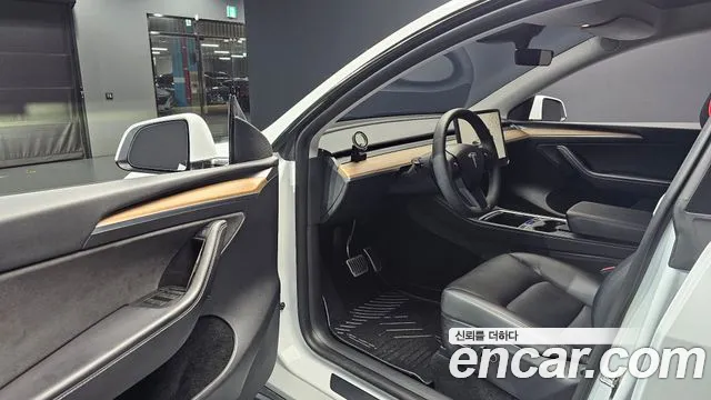 Tesla Model Y — Фото автомобиля 15
