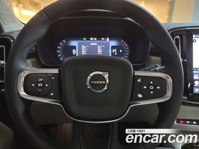 Volvo XC40 — Фото автомобиля 13