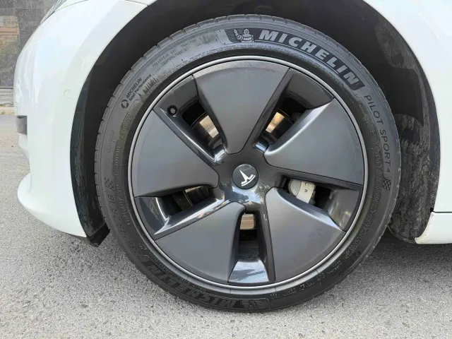 Tesla Model 3 — Фото автомобиля 7