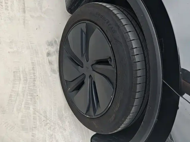 Tesla Model Y — Фото автомобиля 6