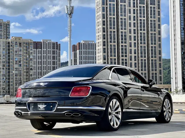Bentley Flying Spur — Фото автомобиля 14