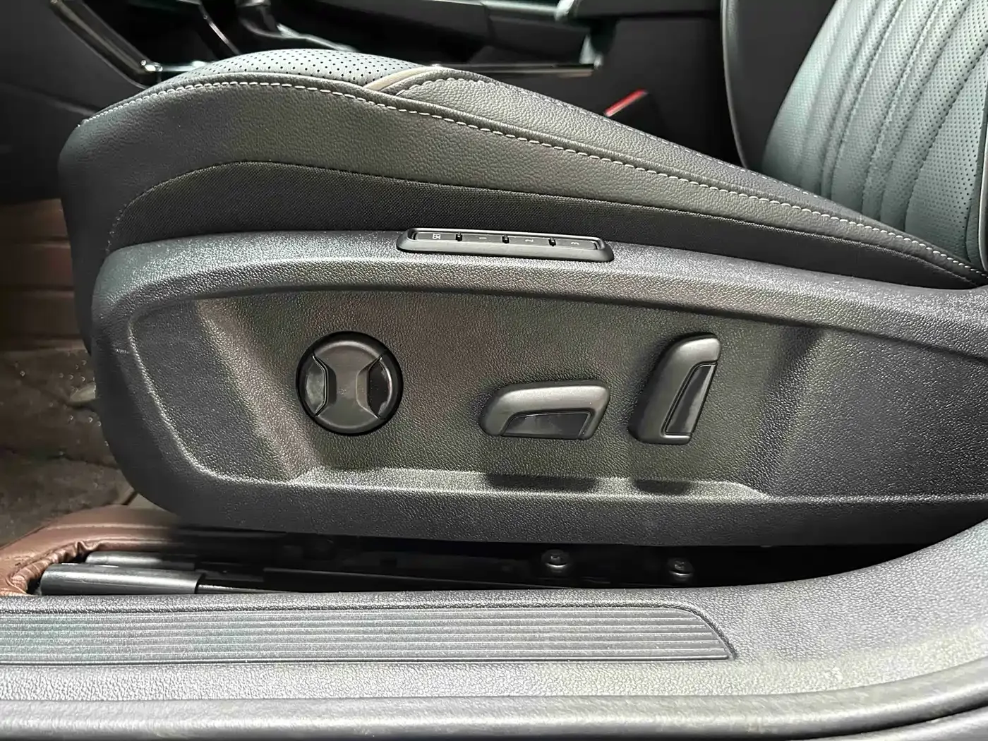 Volkswagen Passat 2024 380TSI Starlight Dragon Soaring Edition — Фото автомобиля 12