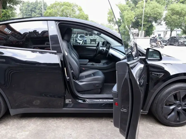 Tesla Model Y — Фото автомобиля 23