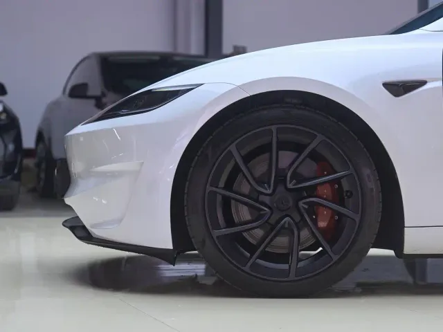 Tesla Model 3 — Фото автомобиля 6