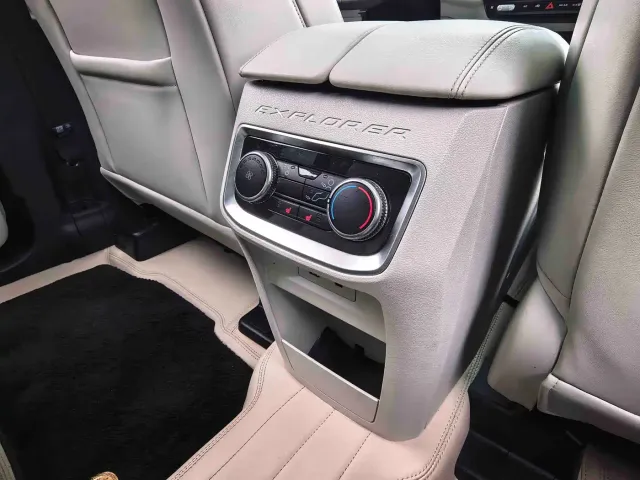 Ford Explorer — Фото автомобиля 26
