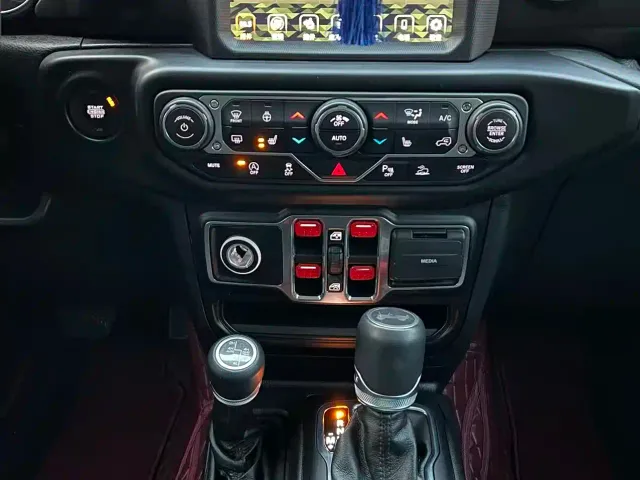 Jeep Wrangler — Фото автомобиля 10