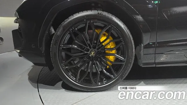 Lamborghini Urus — Фото автомобиля 5