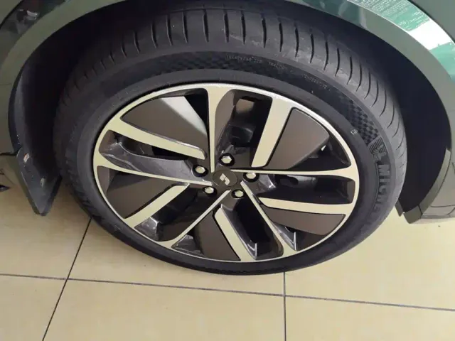 Li Auto L9 — Фото автомобиля 6