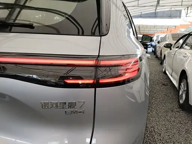 Geely Galaxy Starship 7 EM-i — Фото автомобиля 7