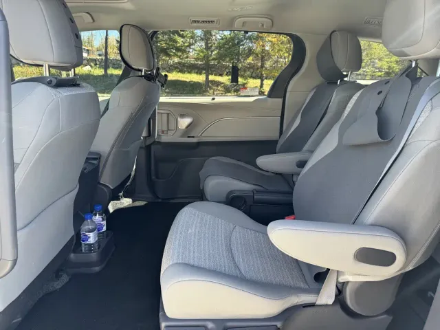 Toyota Sienna — Фото автомобиля 8