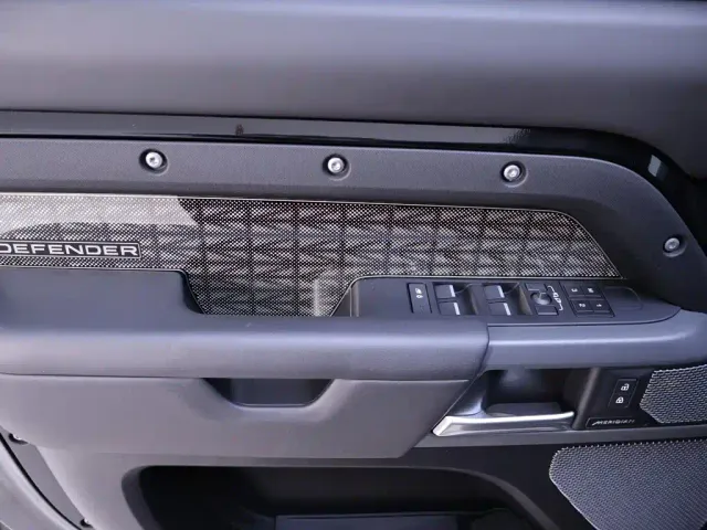 Land Rover Defender — Фото автомобиля 17