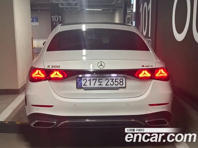 Mercedes-Benz E-Class — Фото автомобиля 4