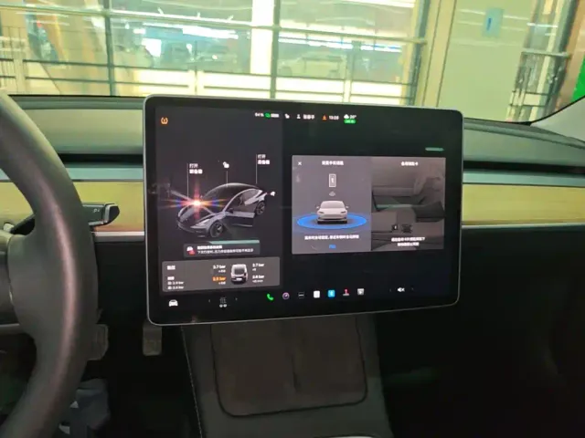 Tesla Model 3 — Фото автомобиля 12