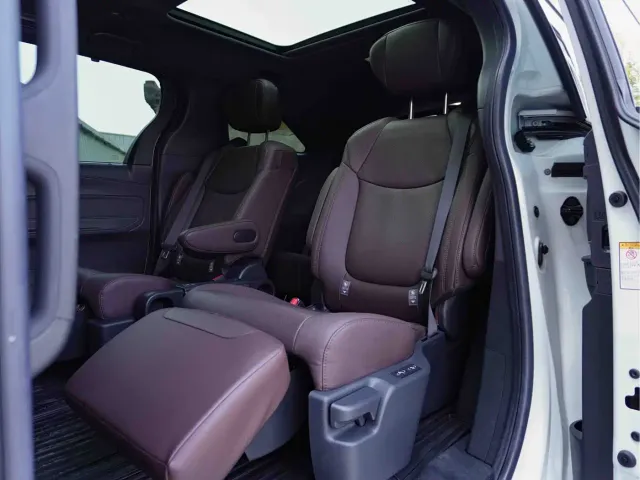 Toyota Toyota Sienna 2021 2.5L Hybrid Platinum Edition — Фото автомобиля 25