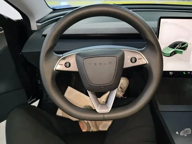 Tesla Model 3 — Фото автомобиля 10