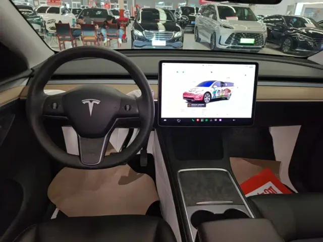 Tesla Model Y — Фото автомобиля 13