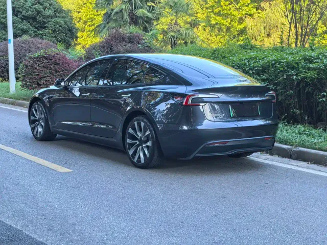 Tesla Model 3 — Фото автомобиля 5