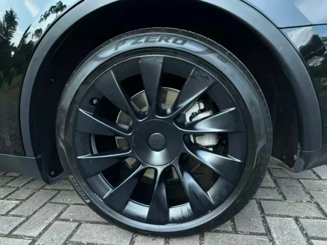 Tesla Model Y — Фото автомобиля 10